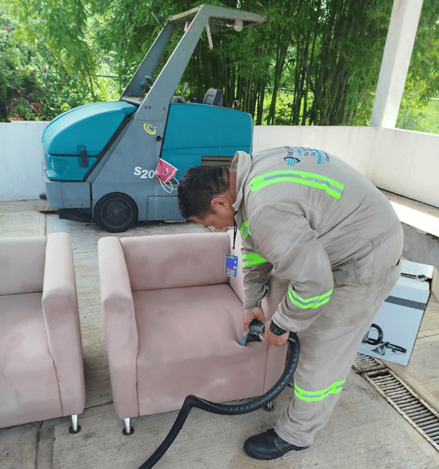 Limpieza a sillas con maquinaria especializada