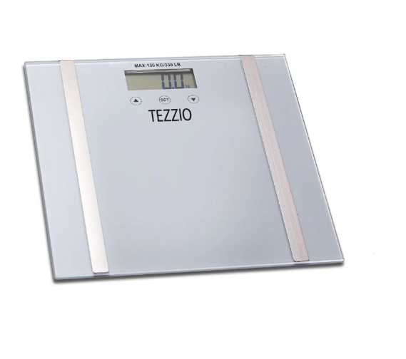 Báscula Digital Tezzio 3 Funciones Tezzio Caja x 1 Báscula digital para uso doméstico con capacidad de 2.5 a 150 kg y graduación de 100 g. Mide BMI, grasa corporal y nivel de agua, mostrando porcentajes por separado. Permite registrar hasta 10 perfile