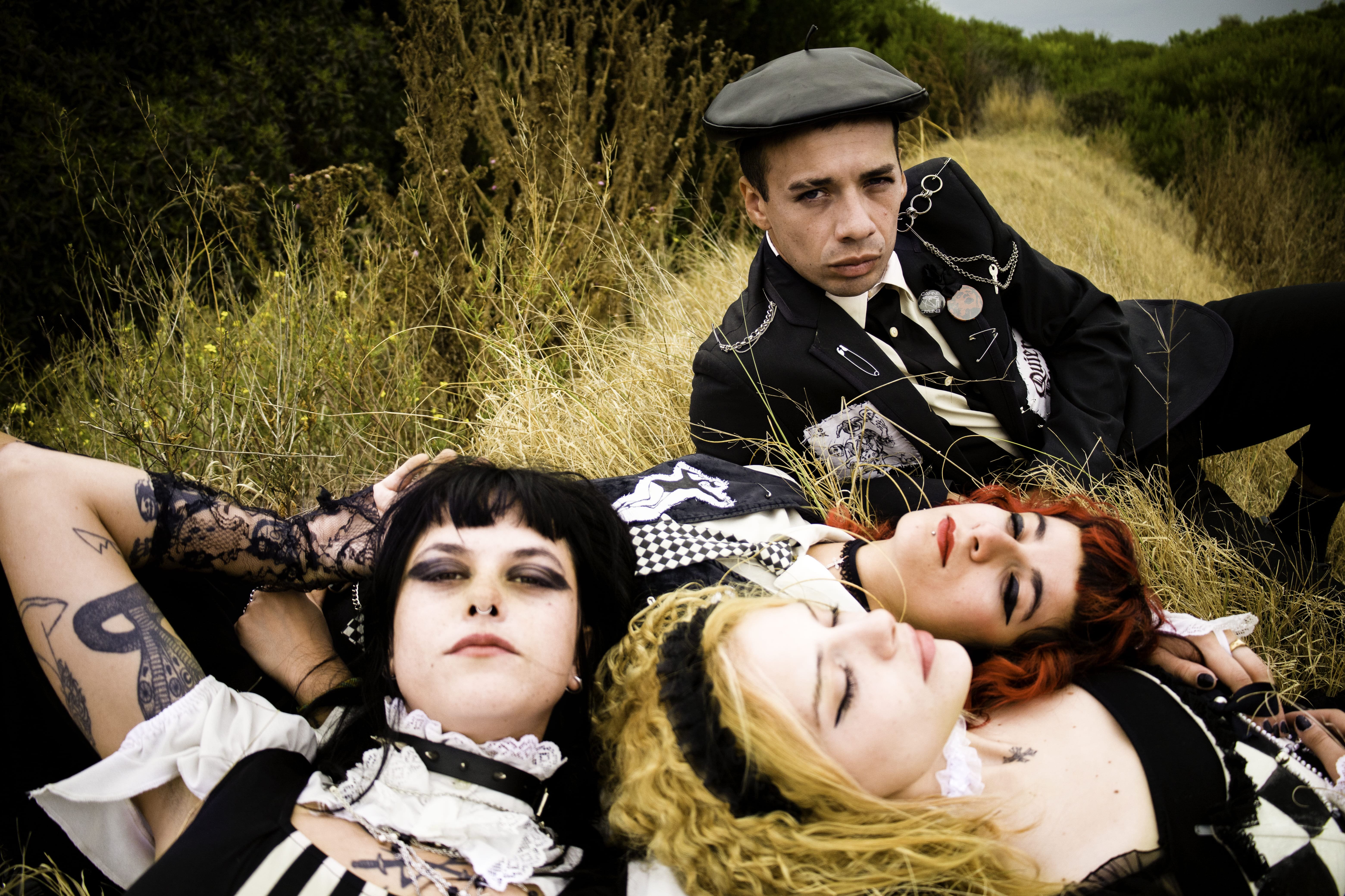 BUENOS VAMPIROS CONTINÚA ADELANTANDO SU PRÓXIMO ÁLBUM CON UN SINGLE DOBLE